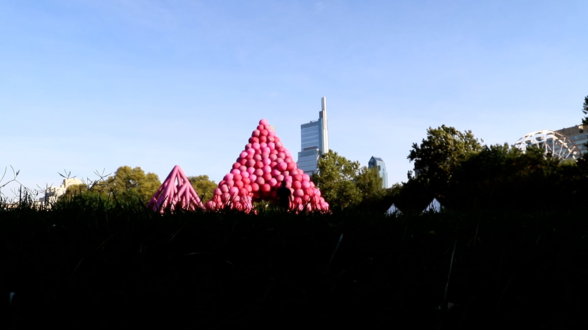 pyramide de ballons roses de cyril lancelin